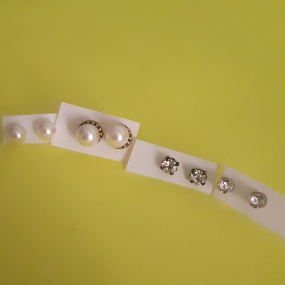 4 pair of earrings| great accessory| 10/10 - Picture 1 of 9